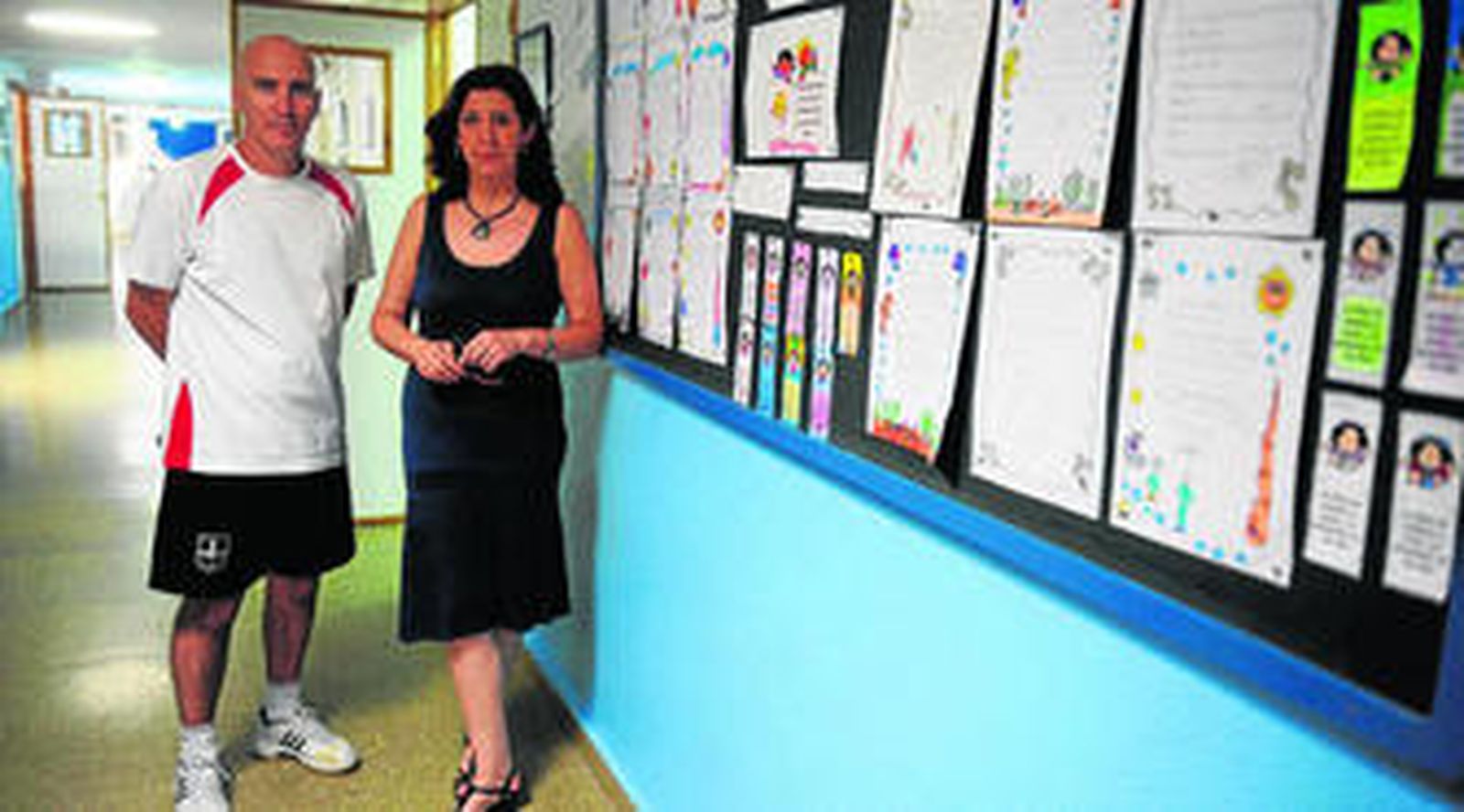 Ernestina Punzano, directora del colegio, y Pablo Jesús González, profesor coordinador del proyecto, en las instalaciones del centro.