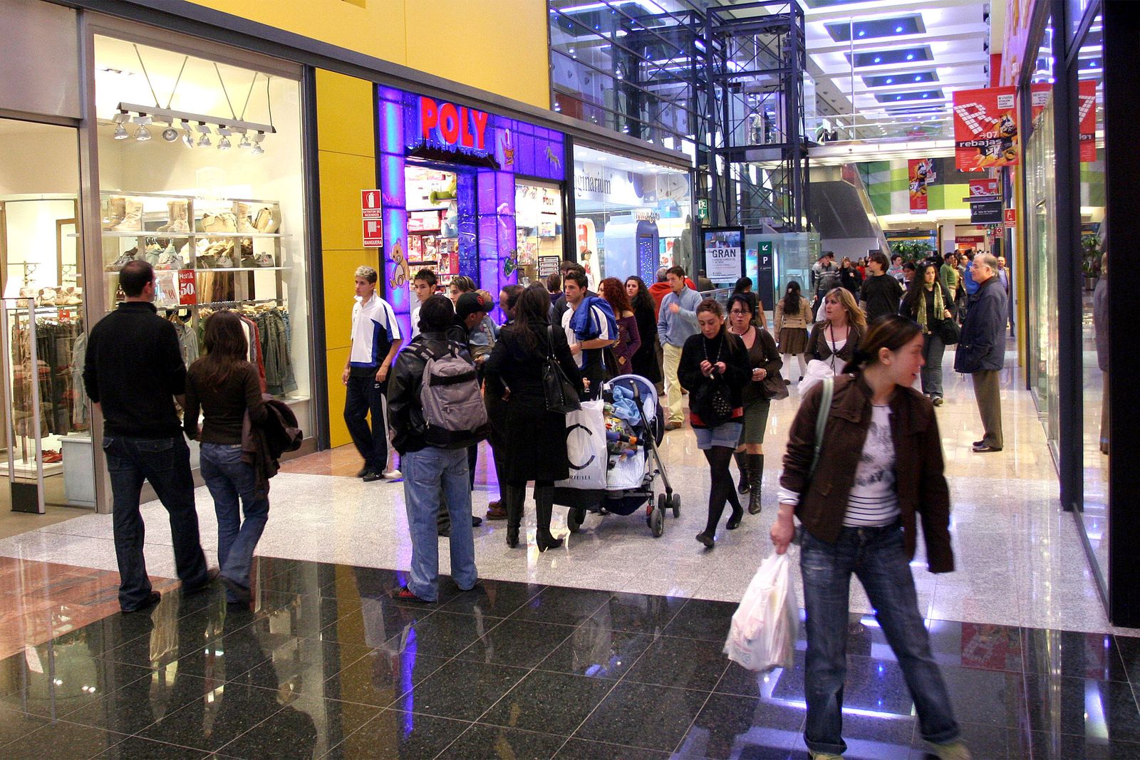 Personas pasean por un centro comercial.