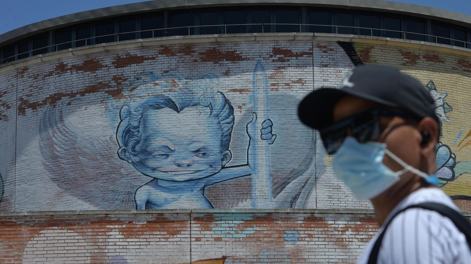 El ángel que cuida al niño, en la fachada trasera de la estación Plaza de Armas.