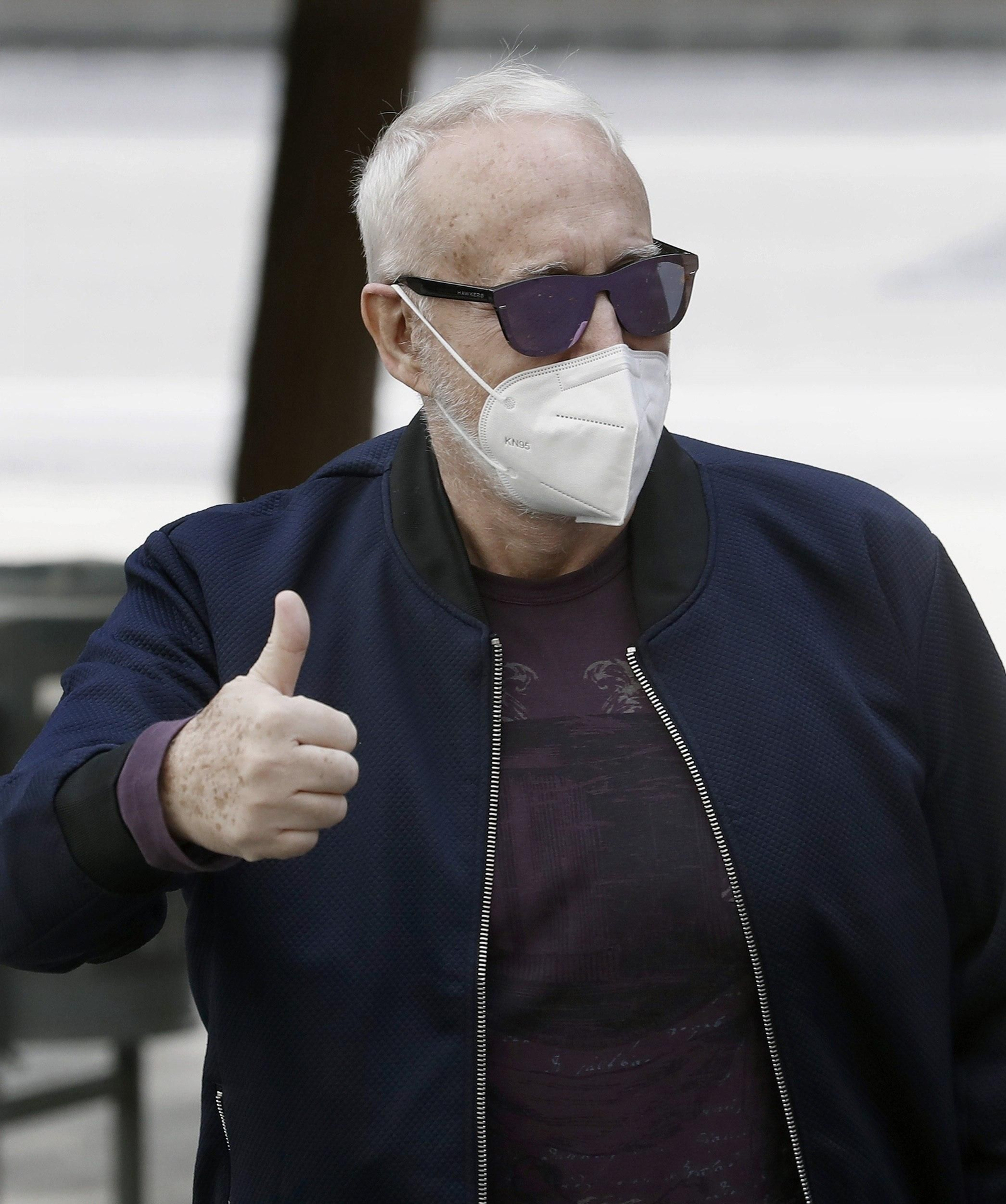 El productor saluda con un gesto de que todo está bien a los periodistas.