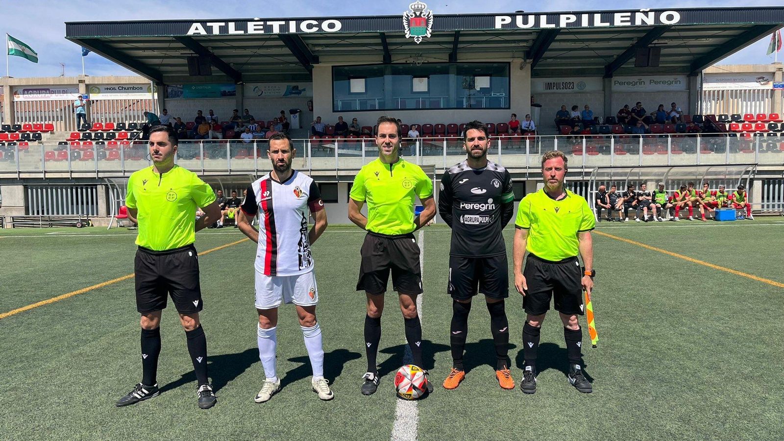Los capitanes de ambos equipos posan con el trío arbitral.