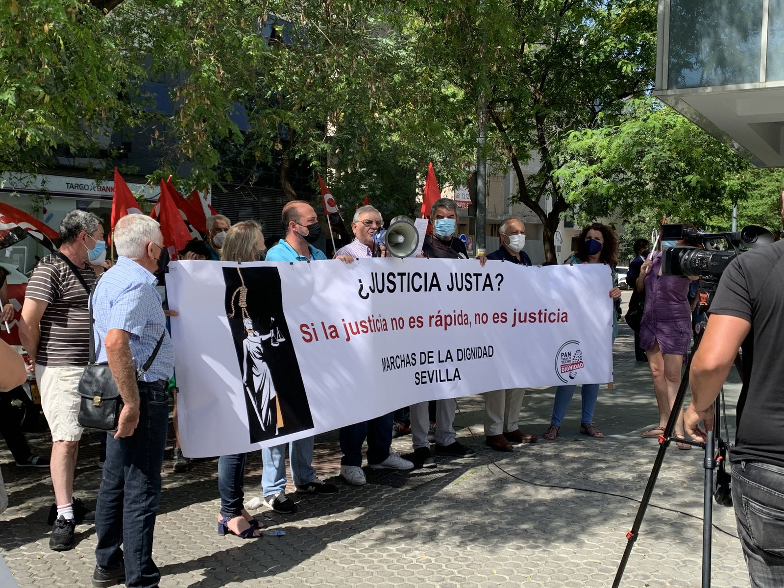 Un momento de la concentración junto a los juzgados de lo Social