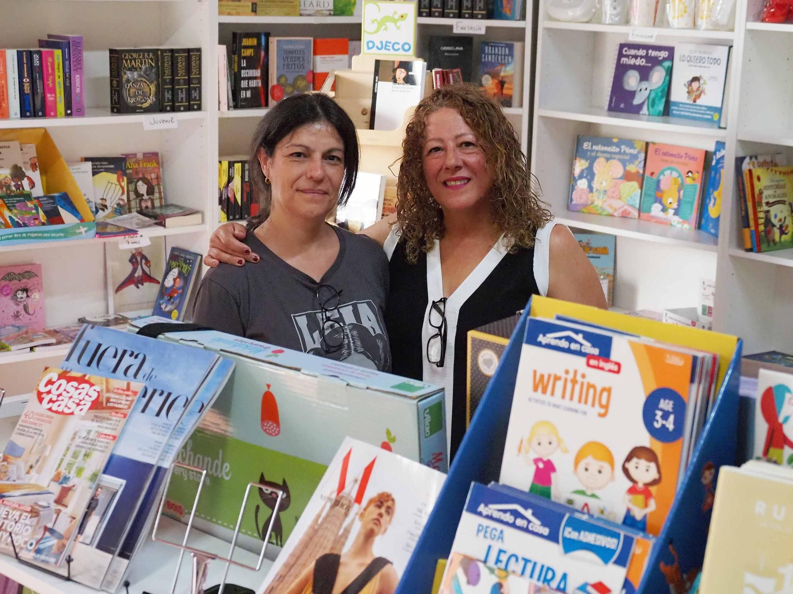 Ana Manzano (derecha) y Eva Silgado, en la librería andevaleña Ana Manzano (derecha) y Eva Silgado, en la librería andevaleña