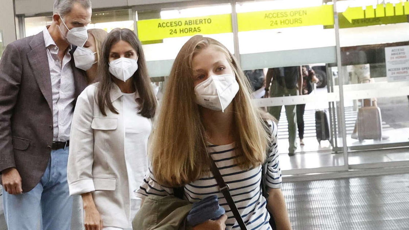 La princesa Leonor, poco antes de tomar el avión a Gales a finales del pasado verano. Al fondo, el Rey consuela a la infanta Sofía, muy afectada por la marcha de su hermana.