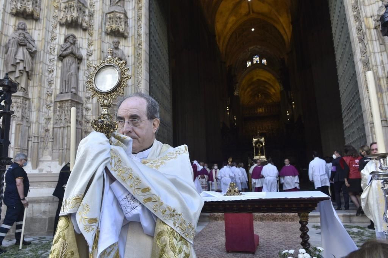 Monseñor Asenjo en el momento de bendecir a los fieles.
