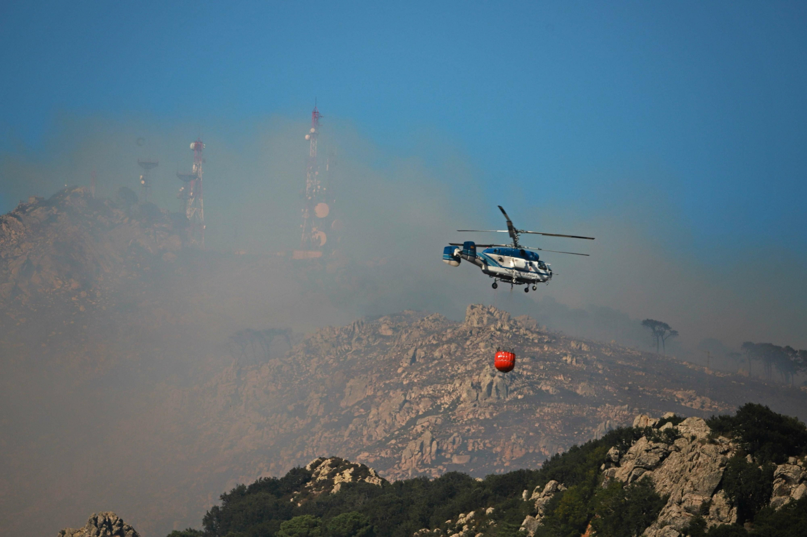 Un helicóptero vierte agua sobre el frente del Tajo de las Escobas.