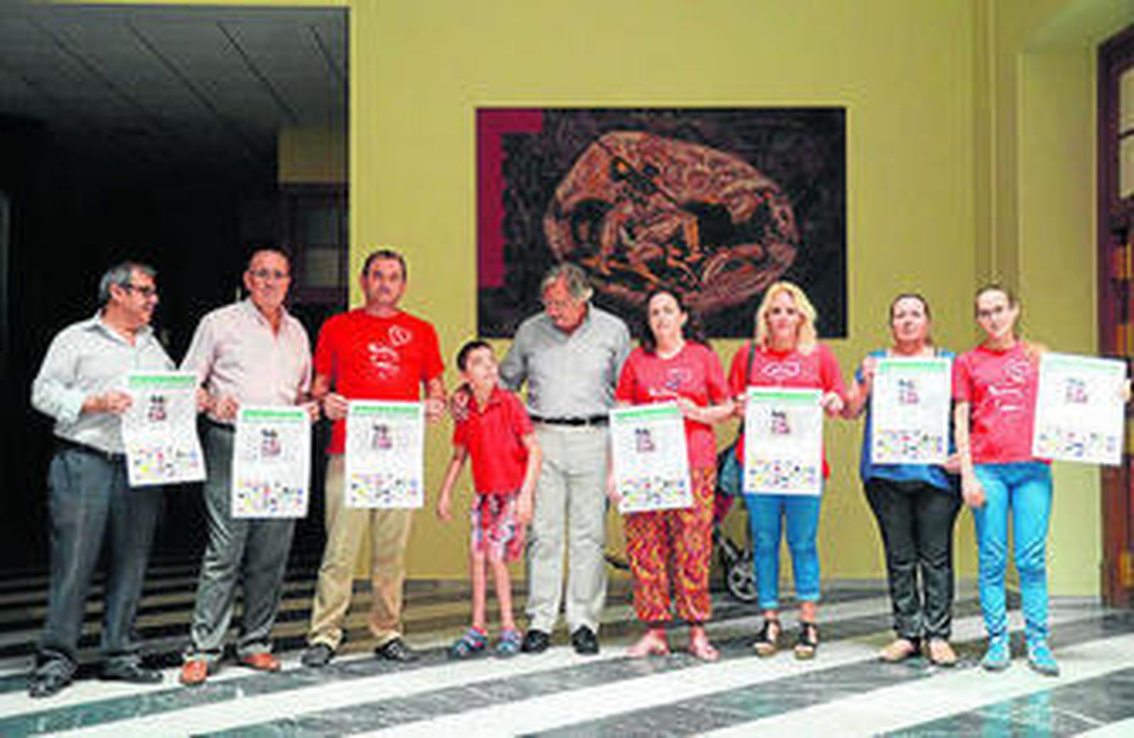 Los organizadores, ayer junto a Marcos y su familia en el Ayuntamiento.