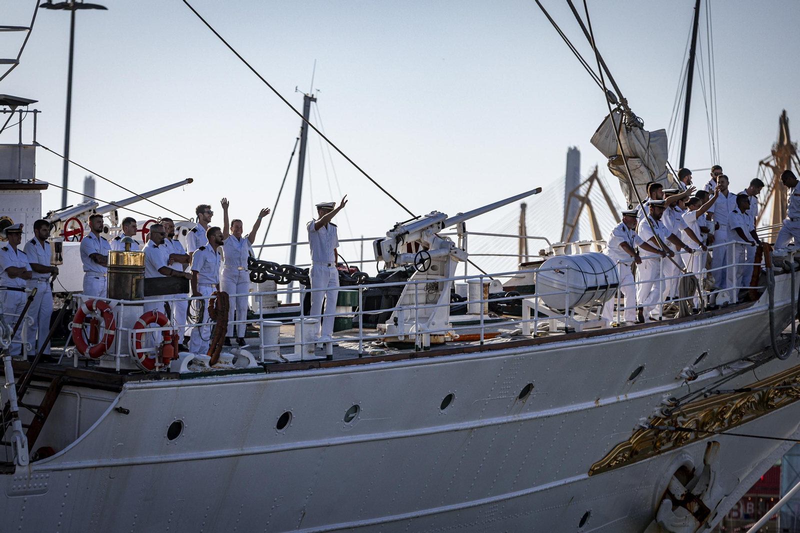 Las imágenes de la llegada del buque 'Juan Sebastián de Elcano' a Cádiz