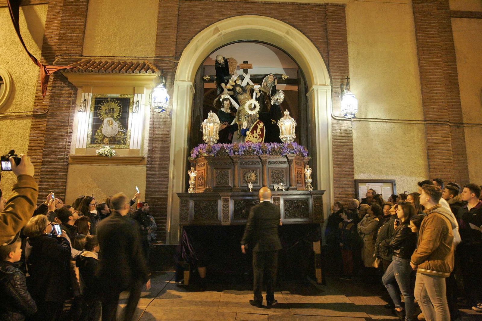 El misterio del Descendimiento saliendo de San Agustín.