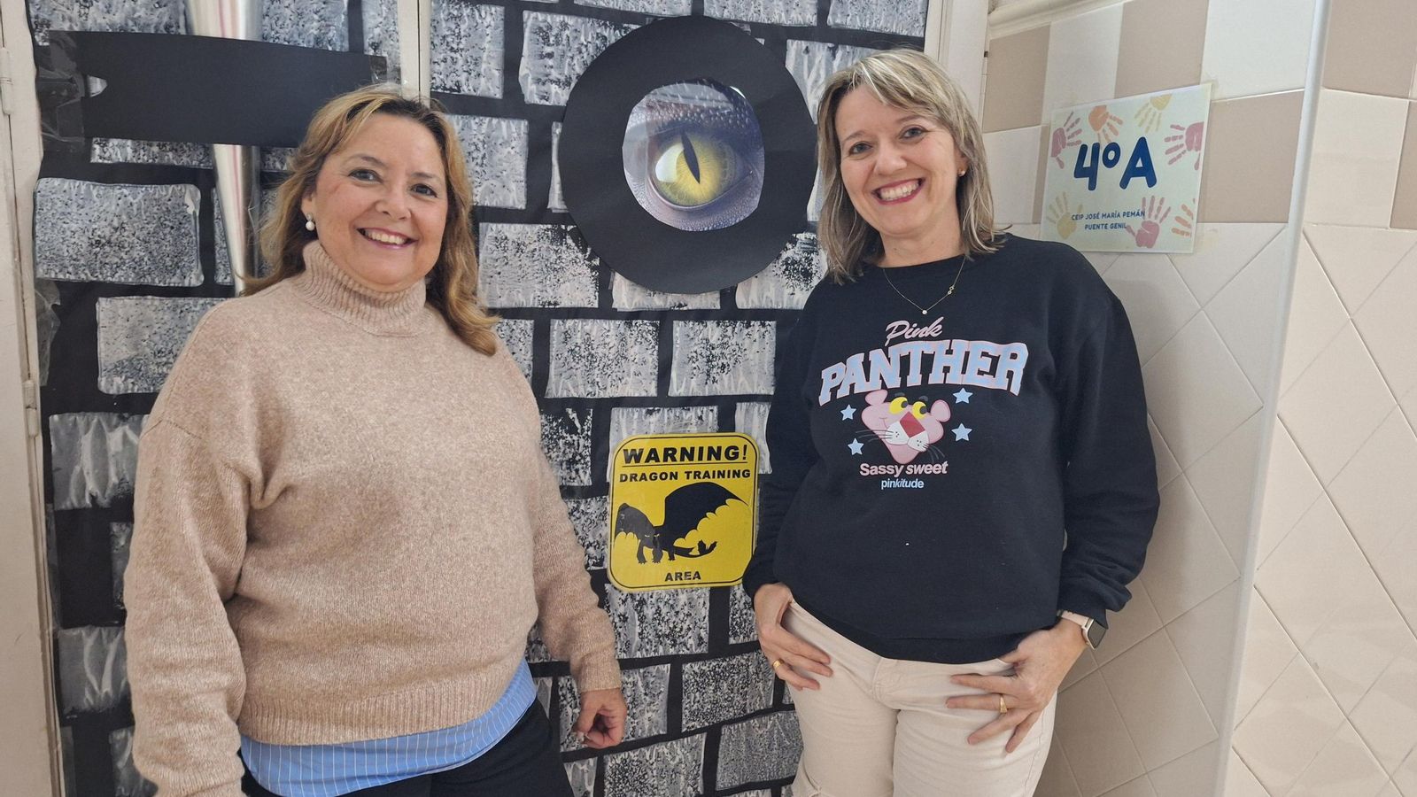 Inmaculada Pérez y María José Amador, con material educativo en un aula del colegio José María Pemán. Inmaculada Pérez y María José Amador, con material educativo en un aula del colegio José María Pemán.