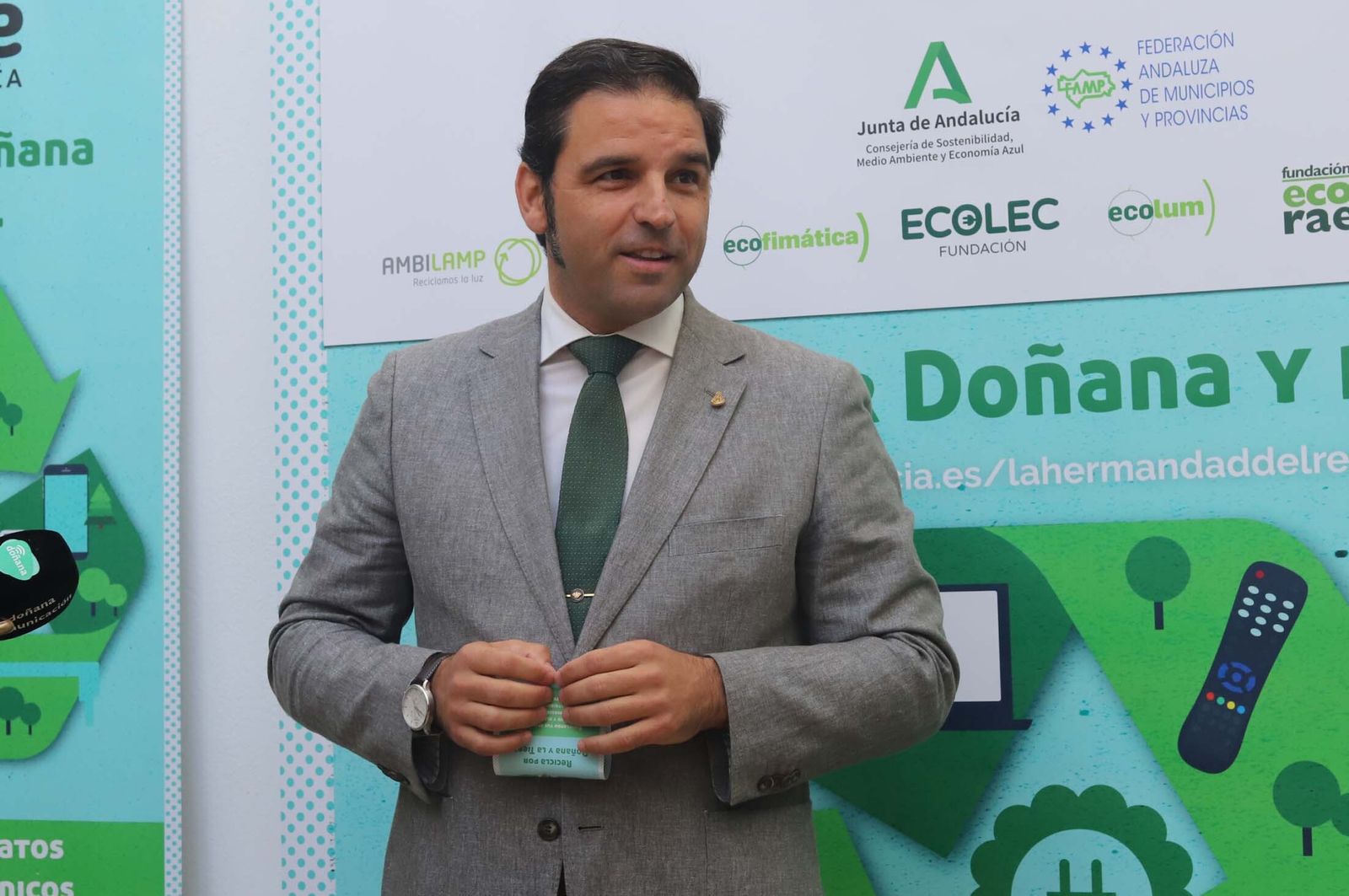 Imágenes de la presentación de la campaña 'La Hermandad del Reciclaje. Recicla por Doñana y la Tierra'