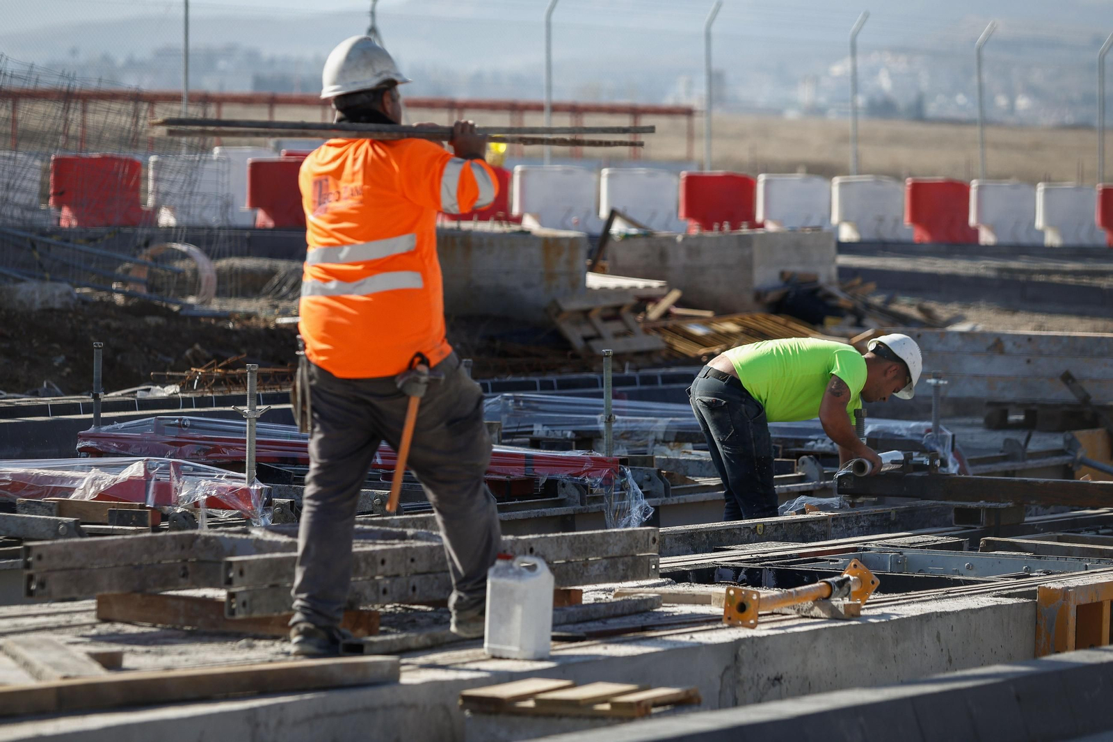 Empleados trabajando en la plataforma viaria a la altura de La Frontera, en Churriana