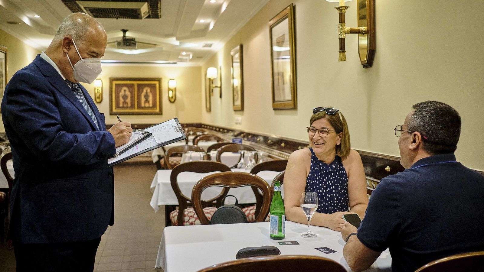 Paco Marente, uno de los maîtres de El Faro, toma la comanda en una de las primeras mesas ocupadas el día de la reapertura