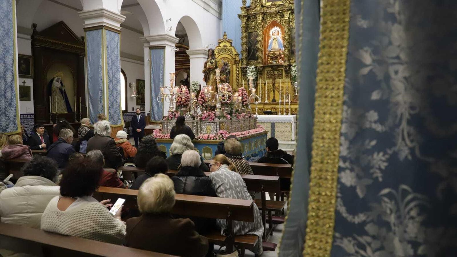 El interior de la parroquia con la Virgen en su paso.