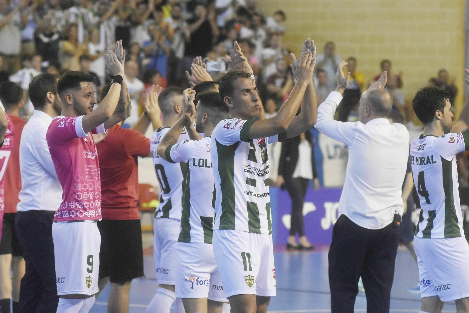 Los jugadores del Córdoba Patrimonio de la Humanidad aplauden a su afición. Los jugadores del Córdoba Patrimonio de la Humanidad aplauden a su afición.