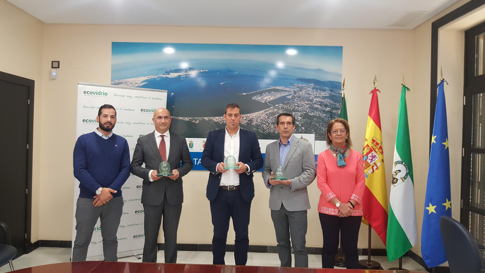 El vicepresidente Juan Macías entrega los premios de Ecovidrio, este miércoles.