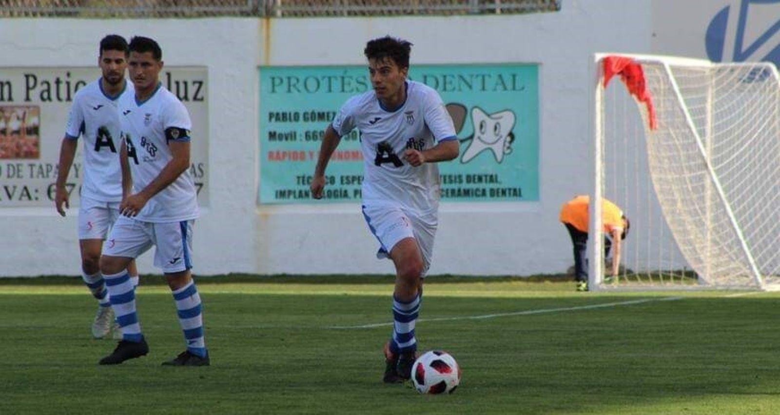 Pablo Molina controla el balón, en un partido con el Arcos.