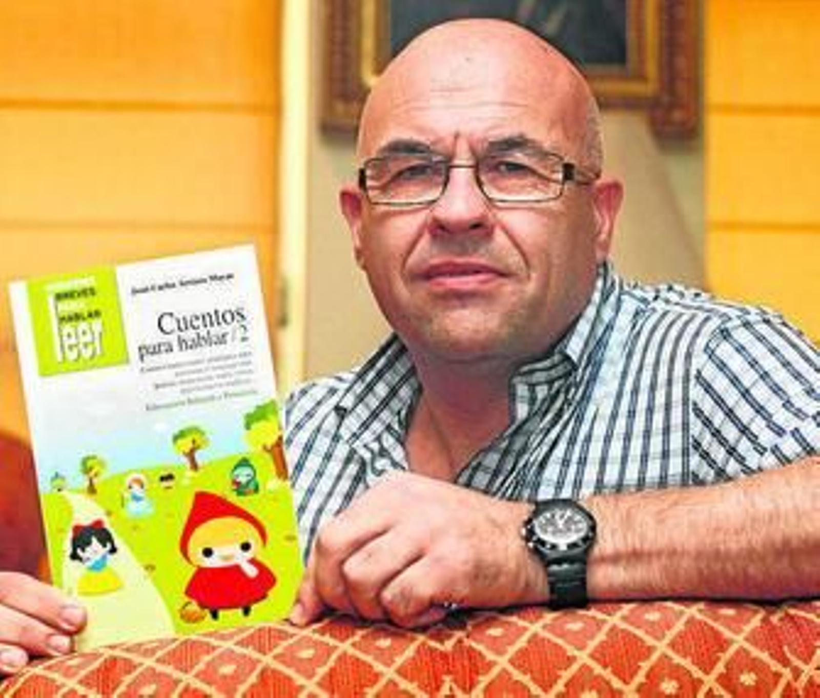 Juan Carlos Arriaza, en la hemeroteca de 'Diario de Cádiz' con su libro.