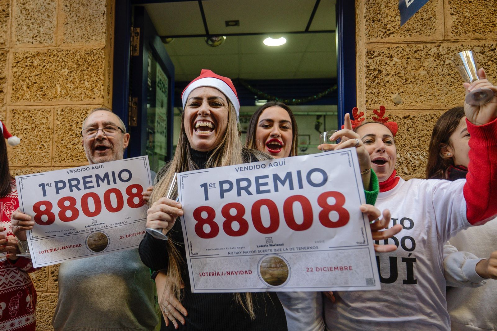 Lotería de Navidad 2023: Las imágenes de la celebración del Gordo en Cádiz