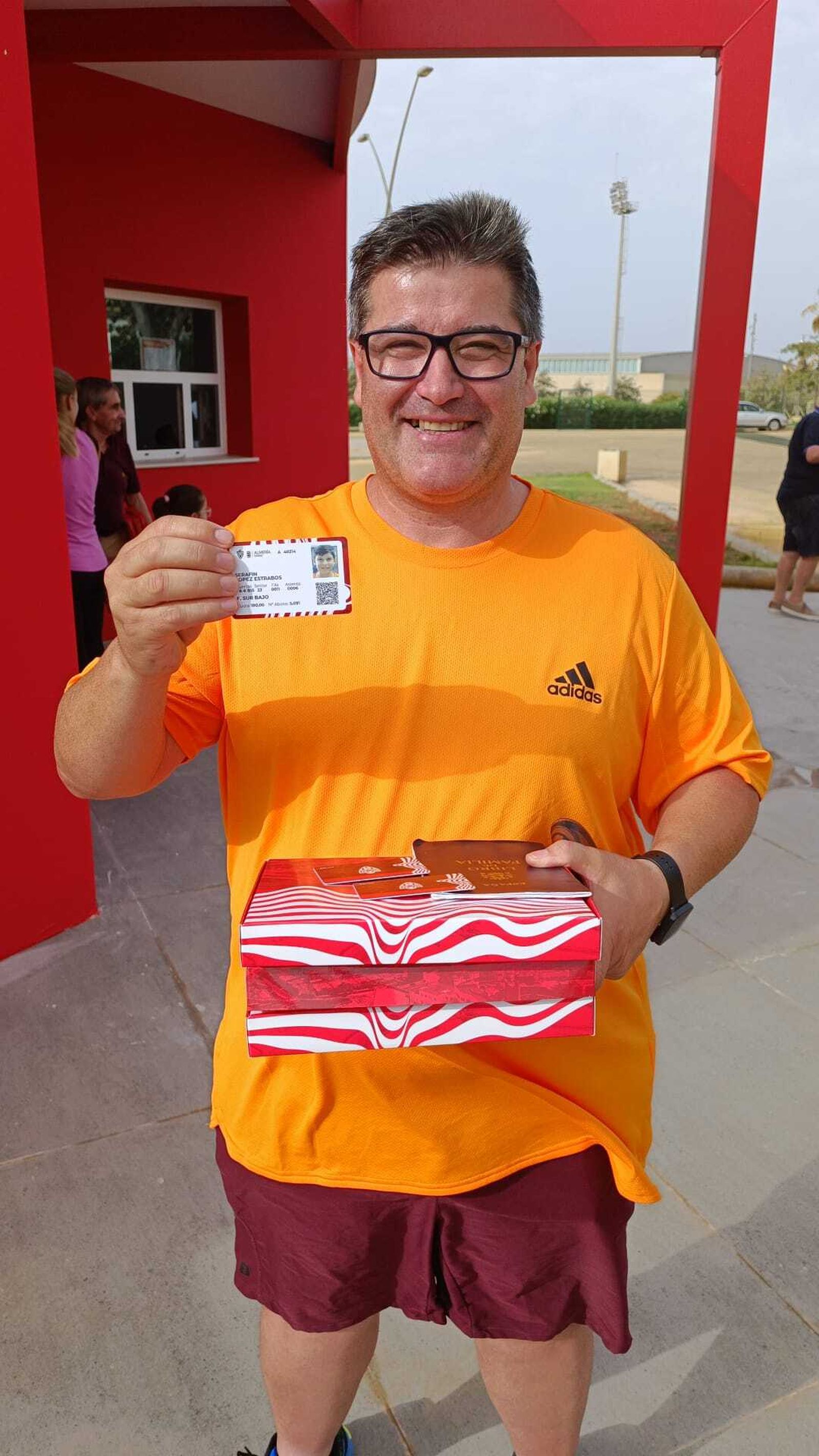 Serafín López, de Roquetas de Mar, uno de los primeros abonados en renovar su carné