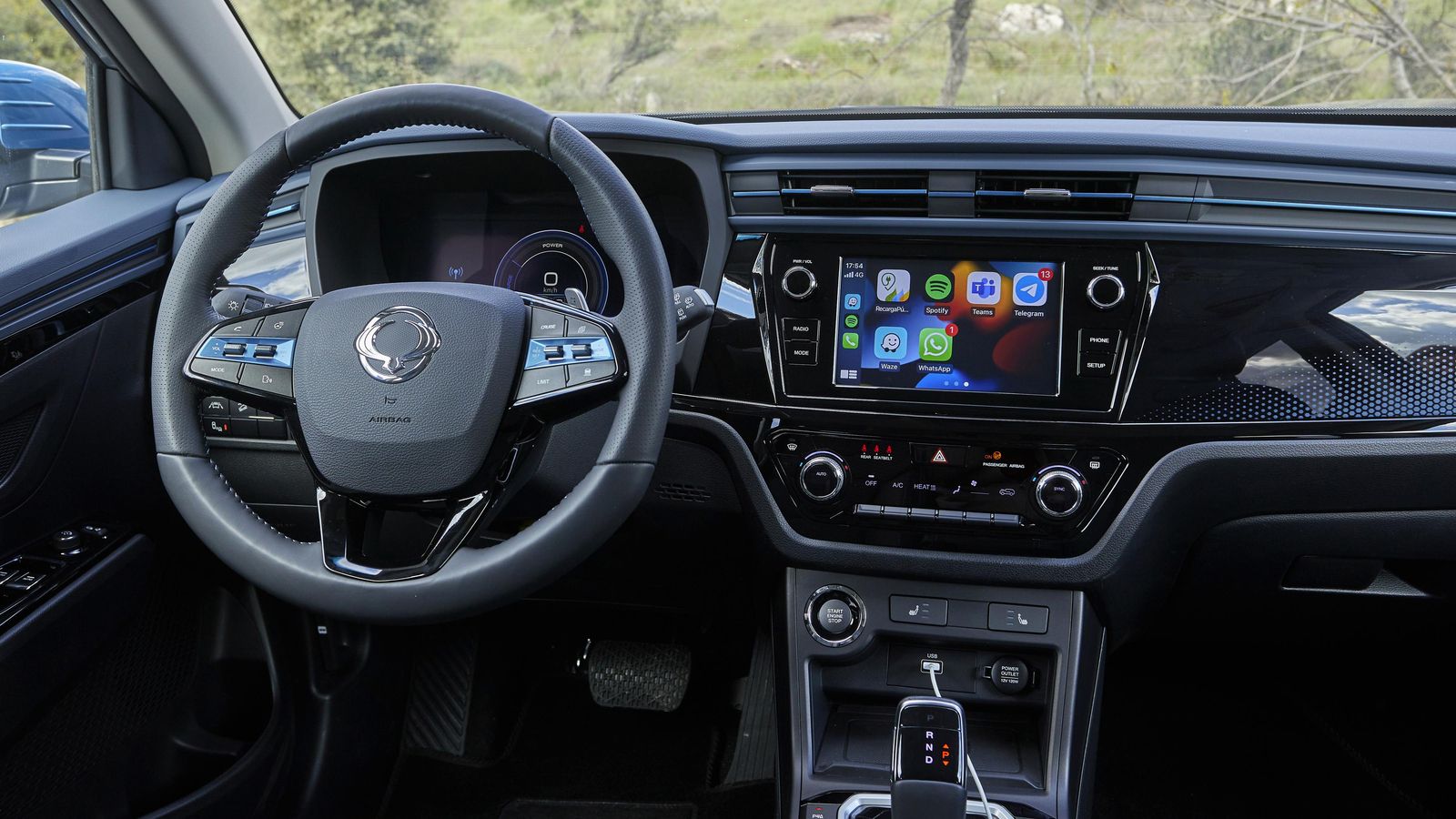 El aspecto es muy clásico, pero no hay problemas con la ergonomía. La instrumentación es muy colorista.