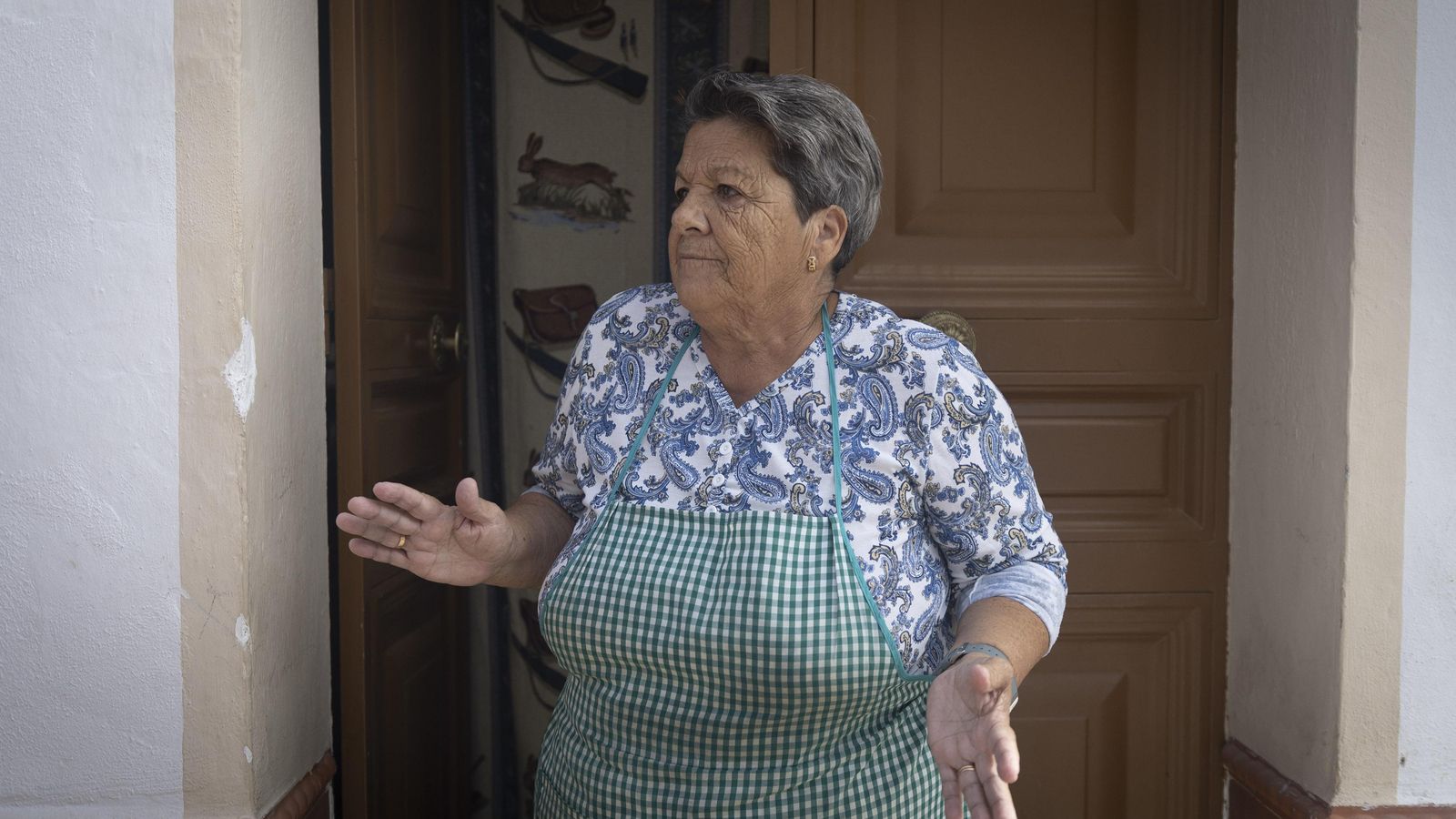 La madre de la primera víctima, en la puerta de su casa.