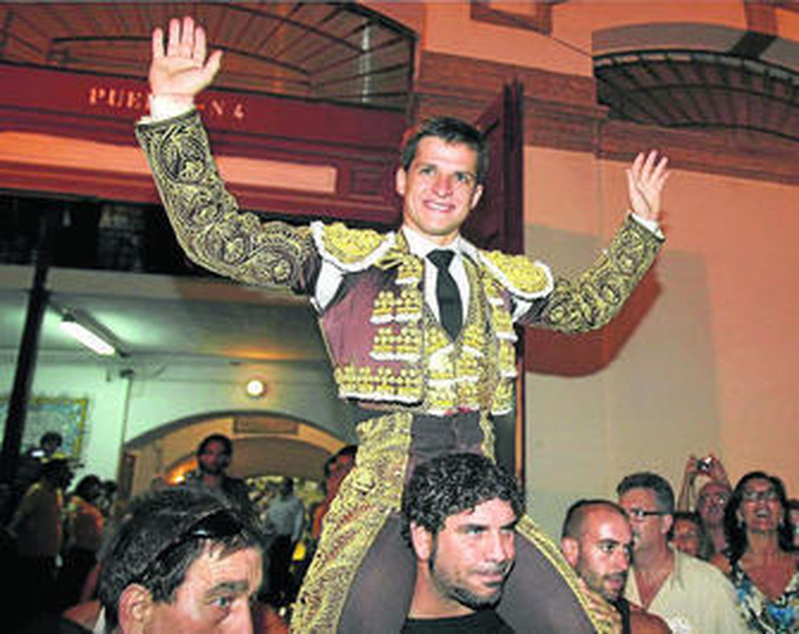 Julián López 'El Juli', en su salida a hombros tras una buena tarde en la Malagueta.