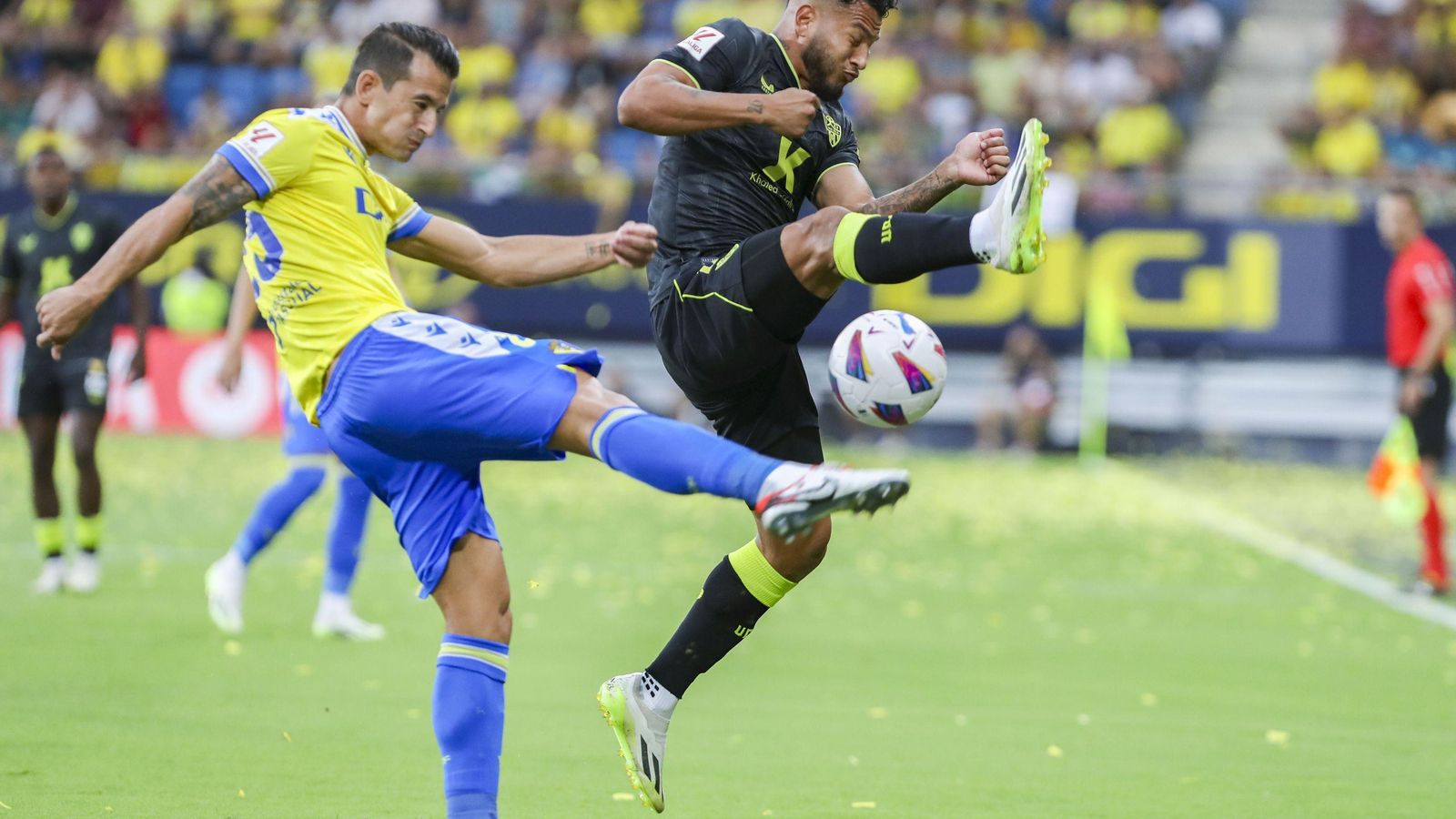 Luis Suárez intenta evitar un despeje de Luis Hernández