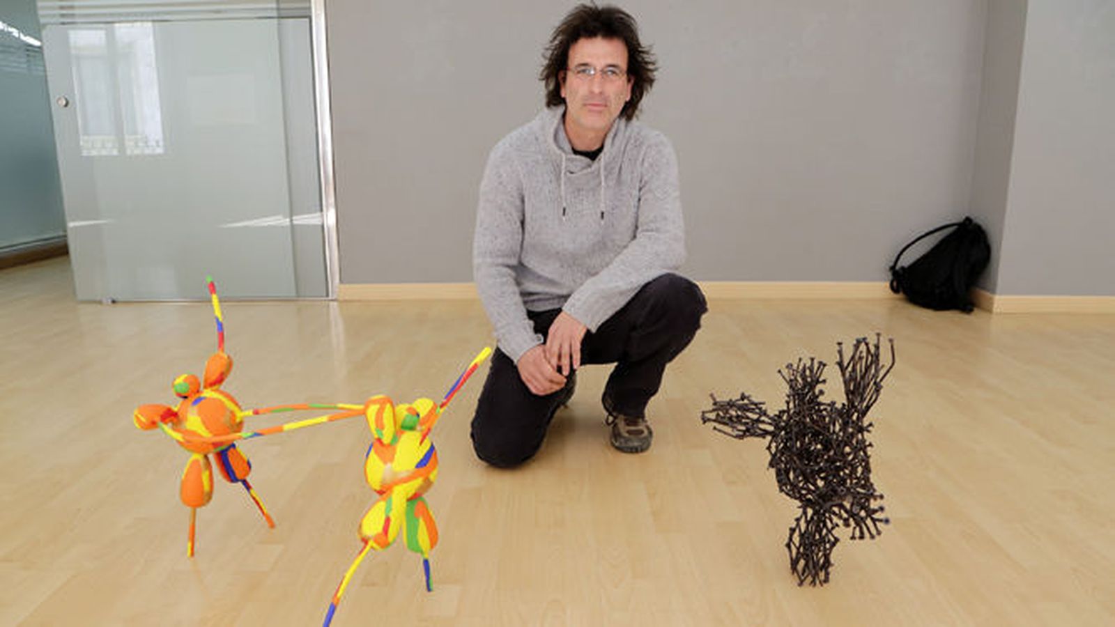 El escultor Alfredo Zaragaza, con algunas de sus creaciones.