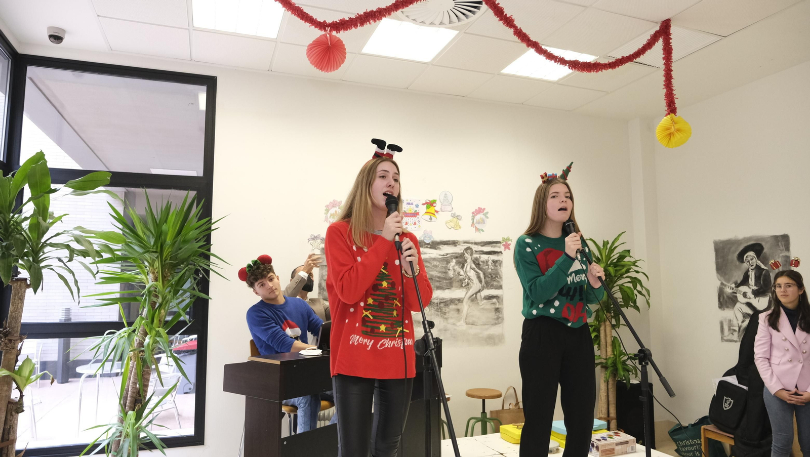 Escolares llenan de villancicos y felicitaciones navideñas las residencias de mayores