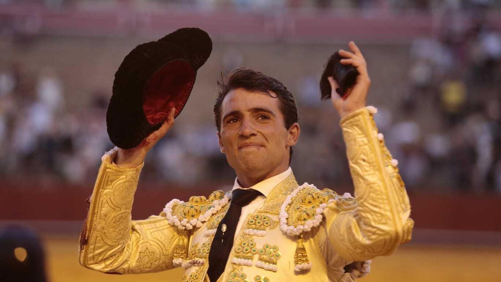 Rafael Serna con la oreja que le ha cortado al sexto de la tarde.