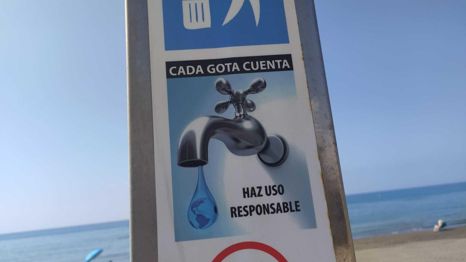 El Ayuntamiento del Rincón recuerda en sus duchas el consumo responsable de agua.