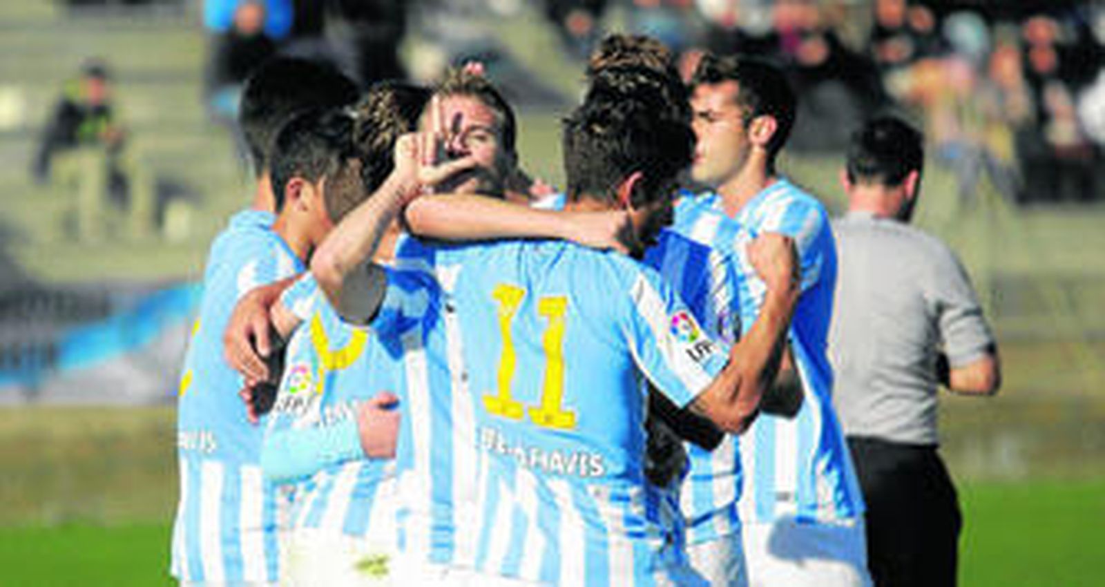 Un jugador del Español del Alquián y del Alhaurín pelean la bola.