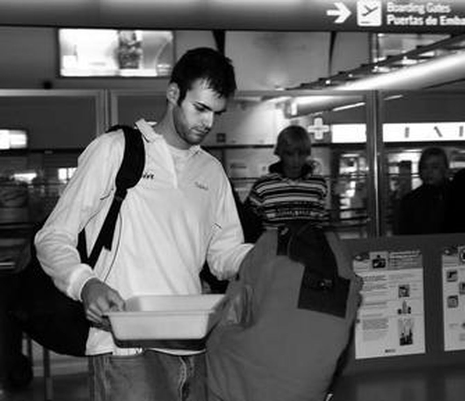 Miso sostiene una bandeja antes de partir en un vuelo.