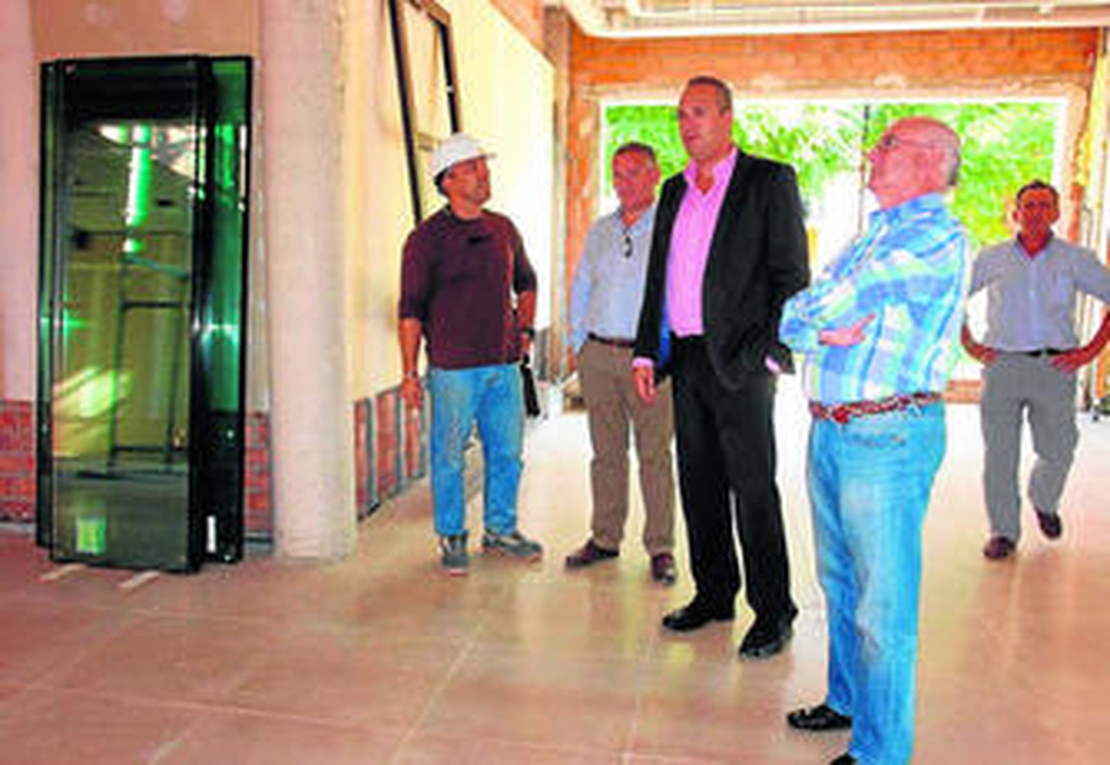 Ruiz Boix y Juan Roca visitan el centro, ayer.