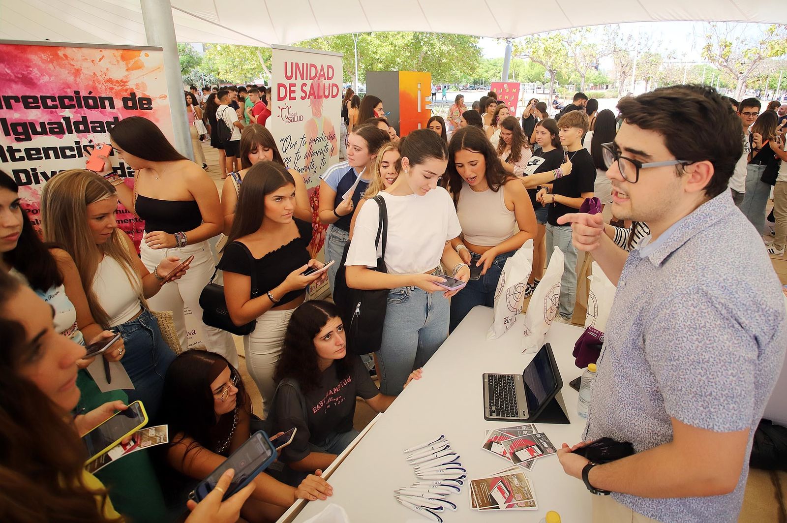 Imágenes de la bienvenida a los nuevos estudiantes de la Universidad de ...