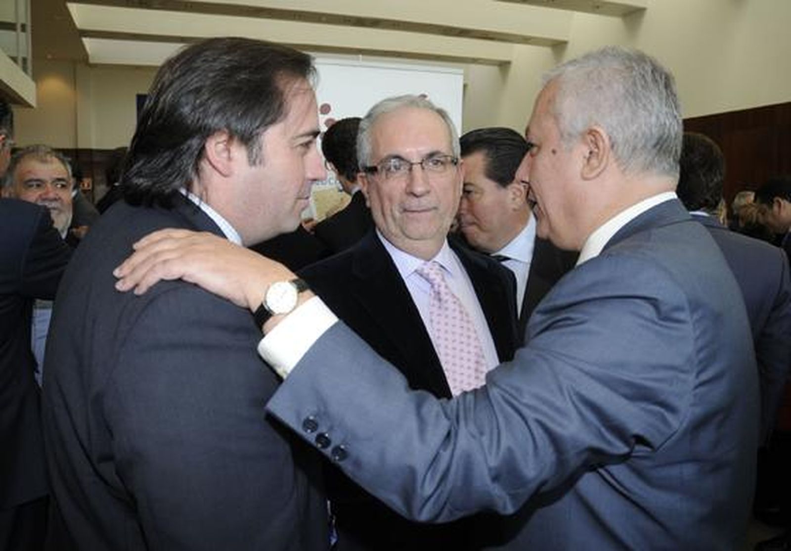 Alberto Grimaldi, director de 'Europa Sur', junto a José Aguilar, director de Opinión del Grupo Joly, y Javier Arenas. / Reportaje gráfico: Juan Carlos Vázquez y Victoria Hidalgo