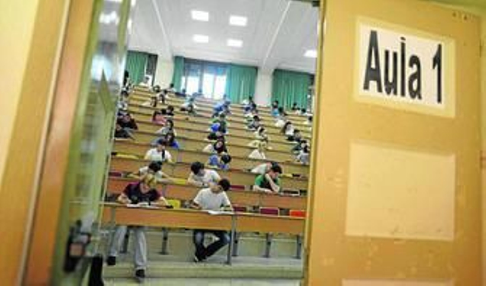 Estudiantes examinándose de Selectividad en la Universidad de Cádiz en una convocatoria pasada.