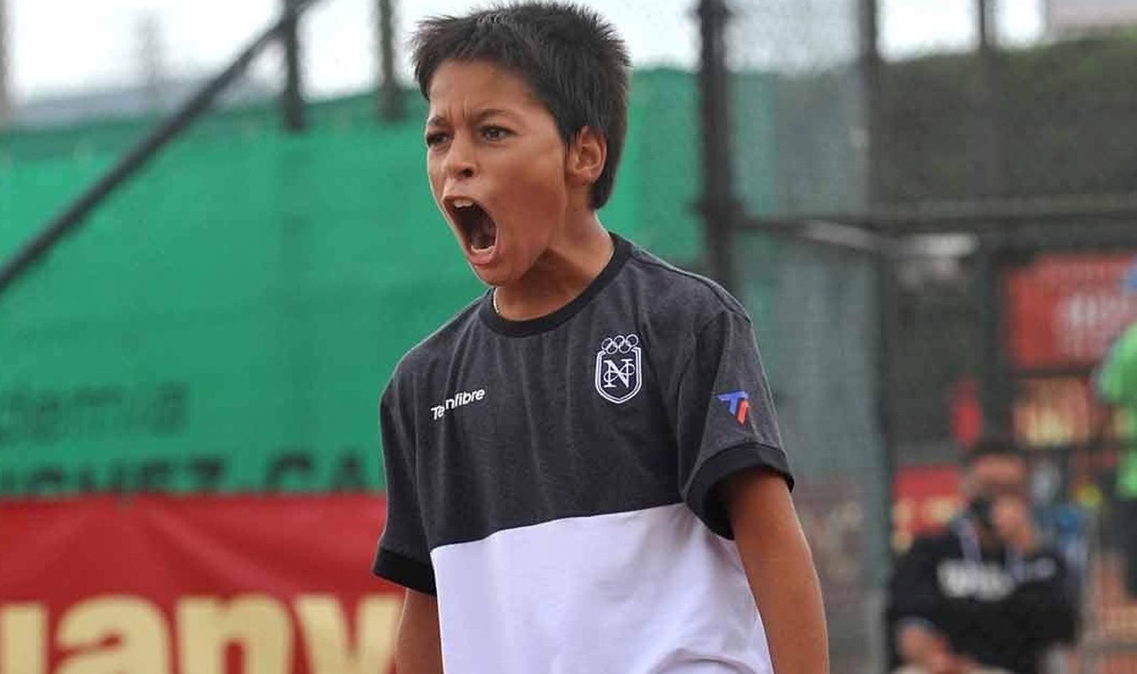 Manu Páez celebra con rabia un punto.