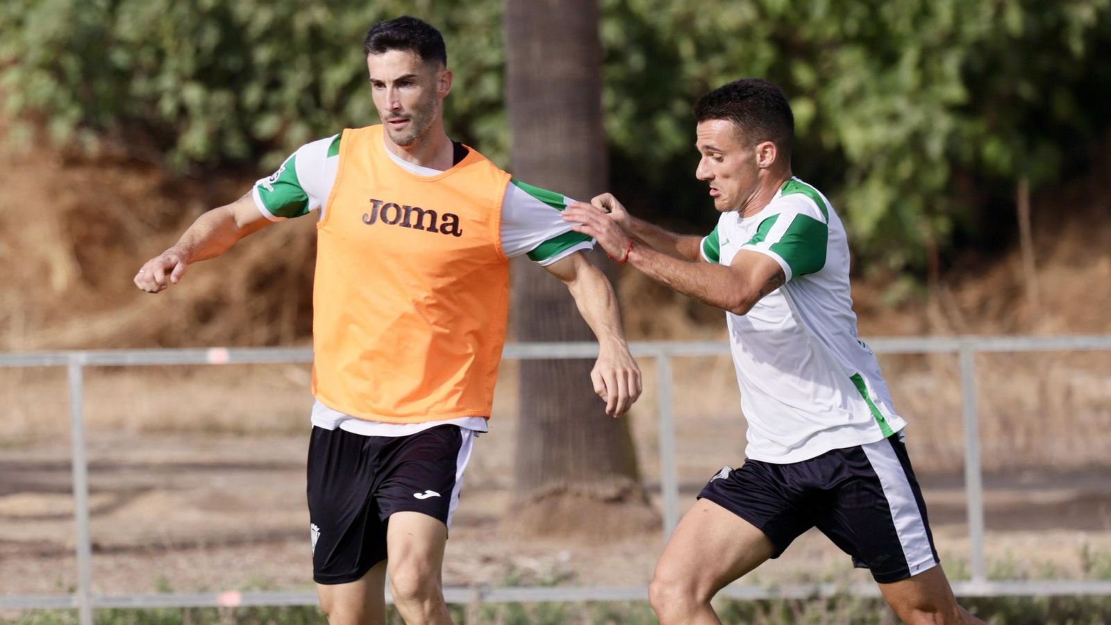 Albarrán y Diego Bri pugnan por el balón en el entrenamiento del Córdoba CF.