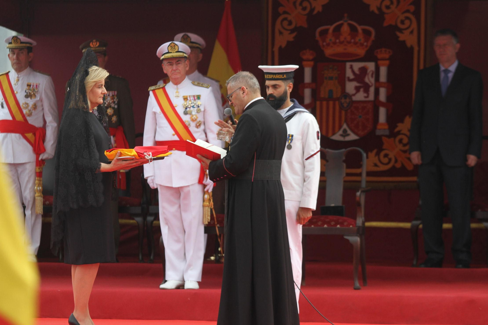 Entrega de la bandera de combate a la fragata Cristobal Colón