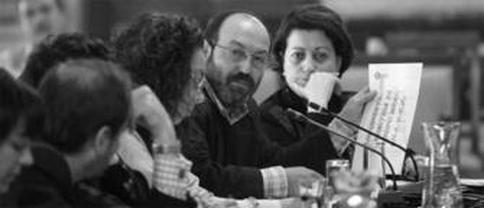 El alcalde observa al socialista Benabat, que se levanta para 'contraatacar' con papeles.