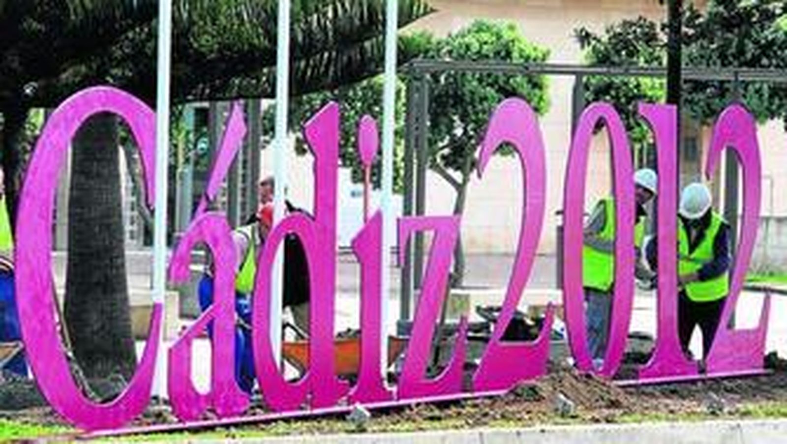 A la entrada de la ciudad se ha instalado la leyenda Cádiz 2012 para los que acceden a la capital gaditana.