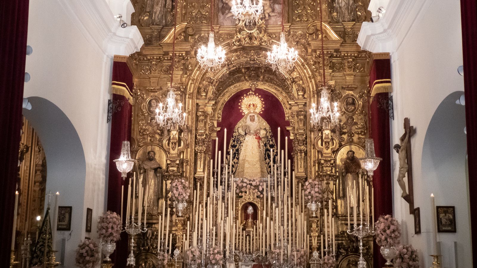 La Esperanza de Triana en su altar de septenario