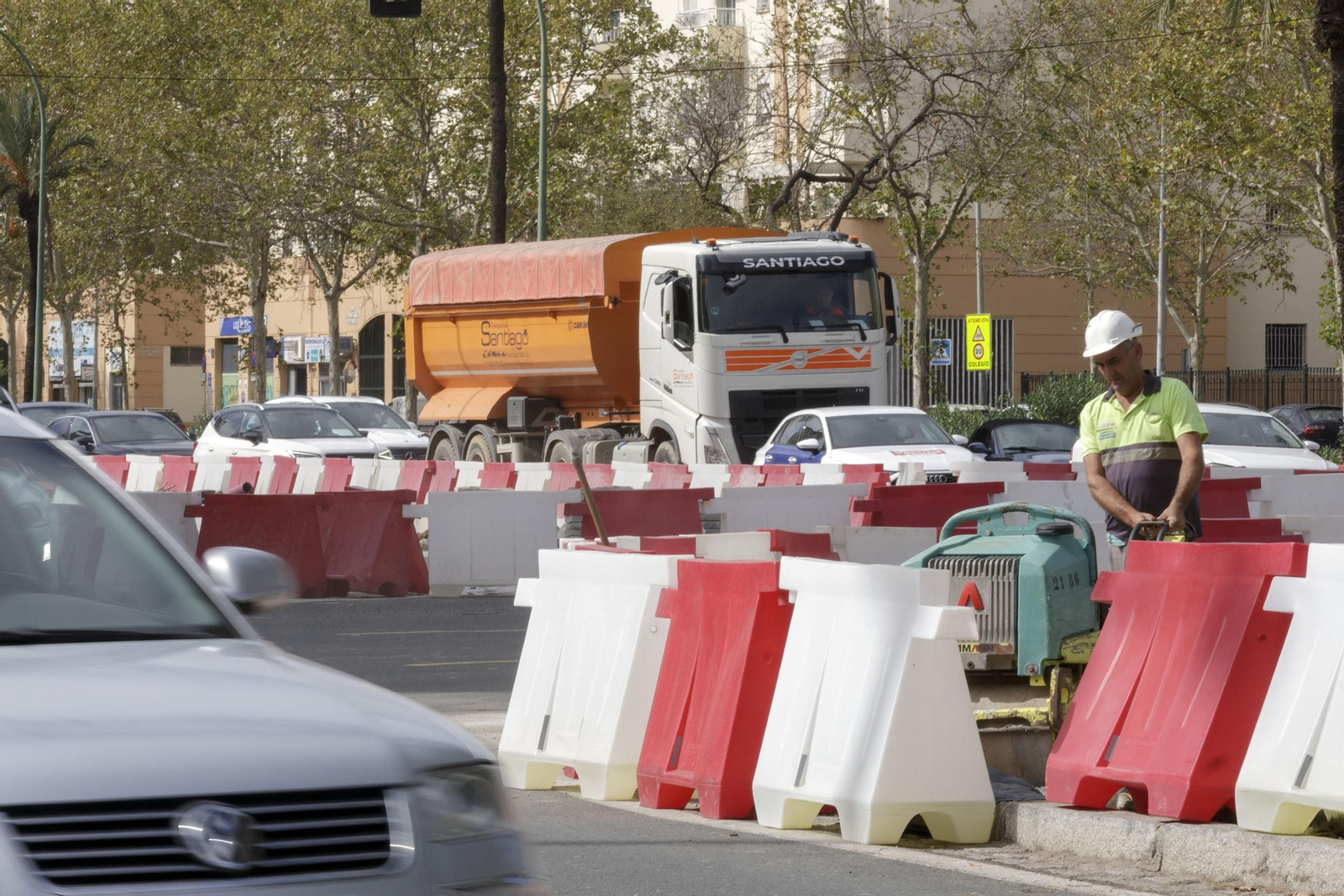 Obras de la construcción del carril del tranvibus que conectará Santa Justa, Sevilla Este y Torreblanca
