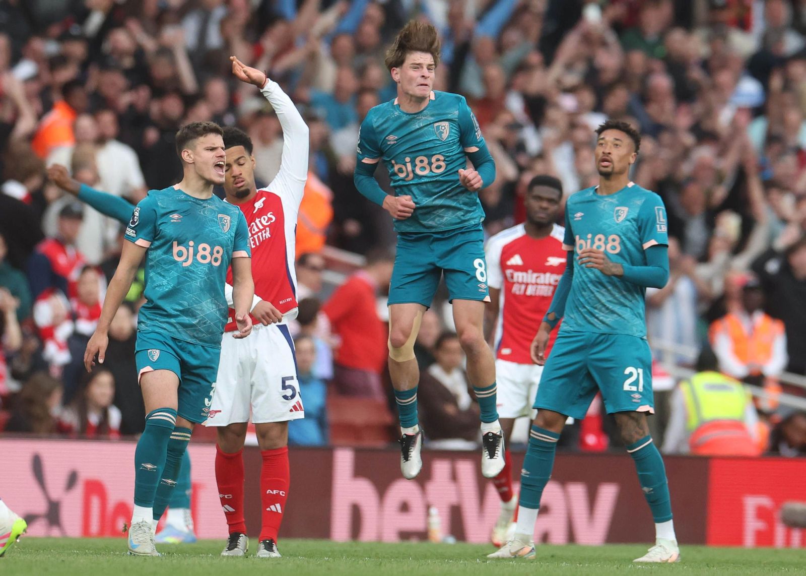 Dean Huijsen marca en el triunfo del Bournemouth en casa del Arsenal