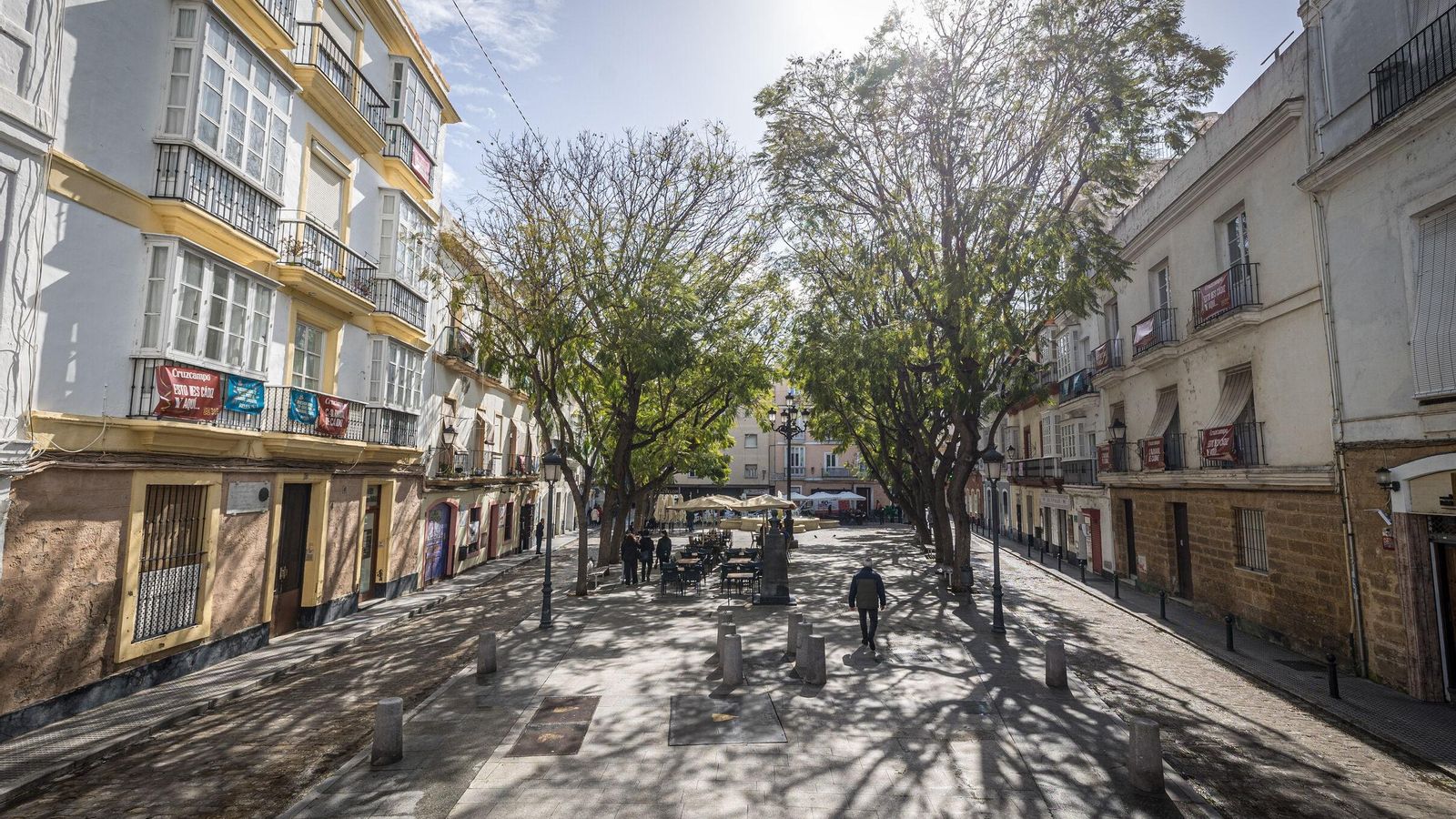 La plaza del Mentidero, que sigue sufriendo la presión del tráfico, abierto en sus laterales.