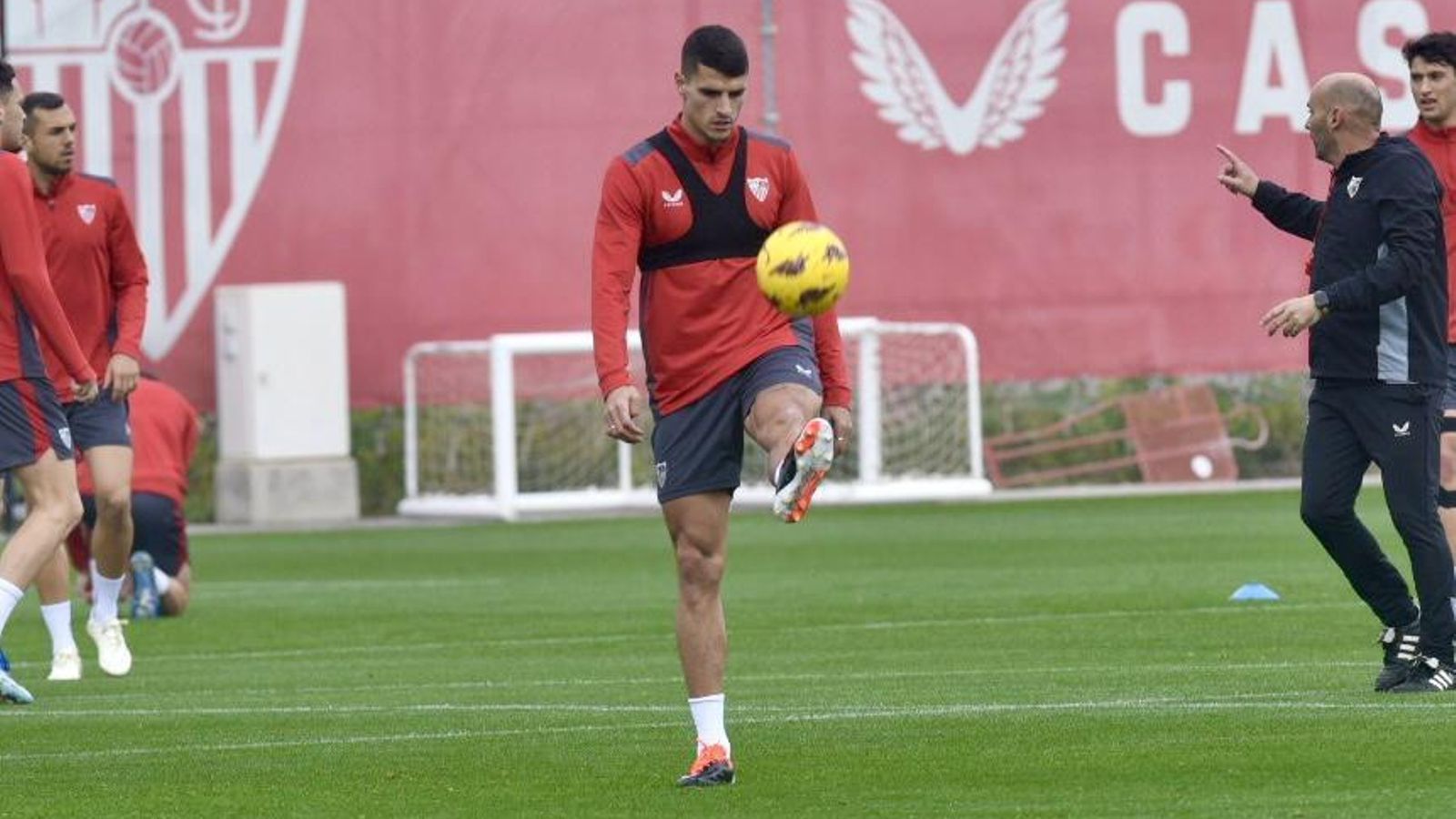 Entrenamiento del Sevilla ya con Alejo Véliz y Lamela.