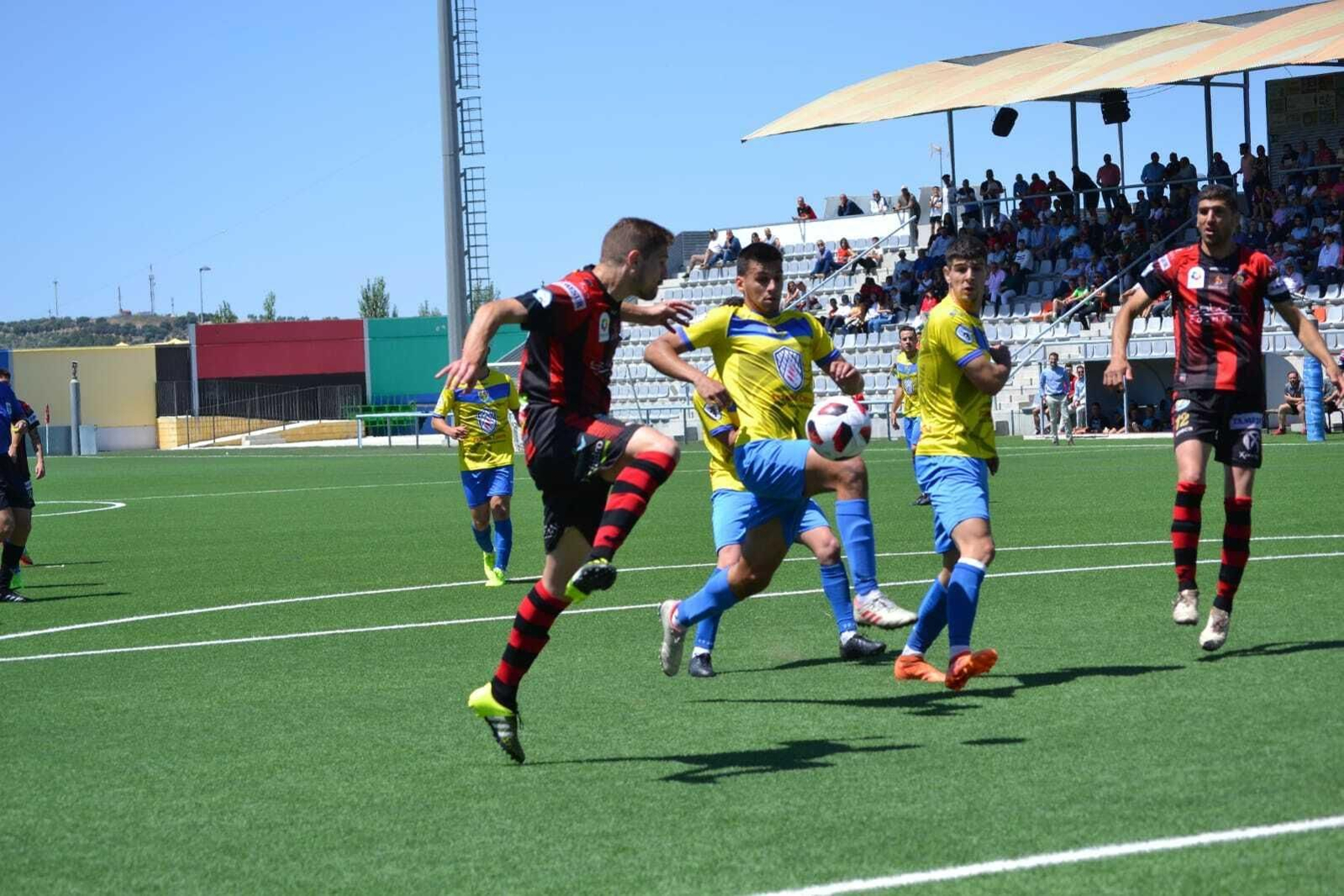 Acción de ataque del Puente Genil en los minutos que fue muy superior al Conil.