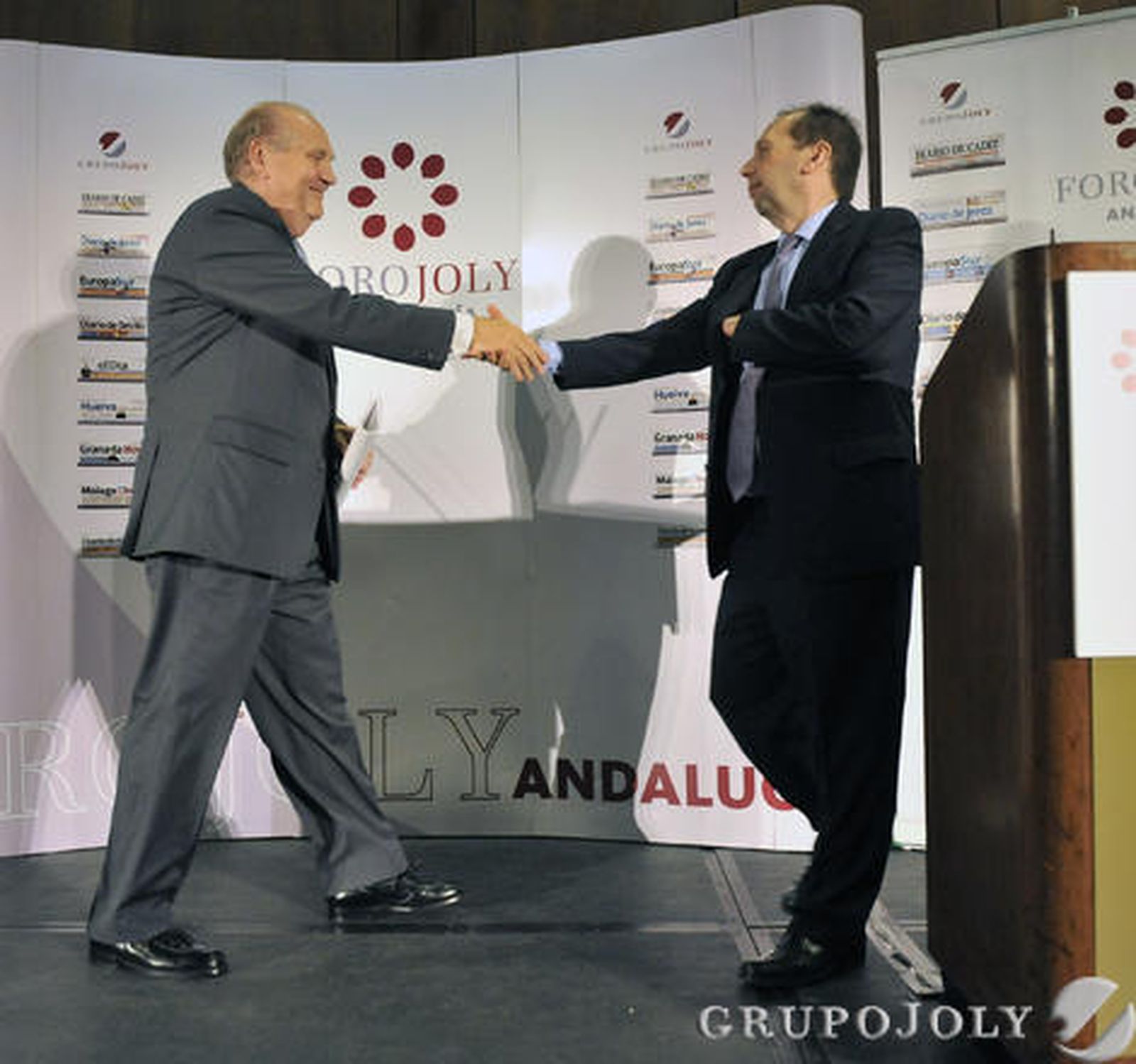 El presidente de Persan, José Moya Sanabria, junto al director de 'Diario de Sevilla' y de Publicaciones de Grupo Joly, José Antonio Carrizosa, al finalizar el foro.

Foto: Belen Vargas/Juan Carlos Vazquez/Manuel Gomez